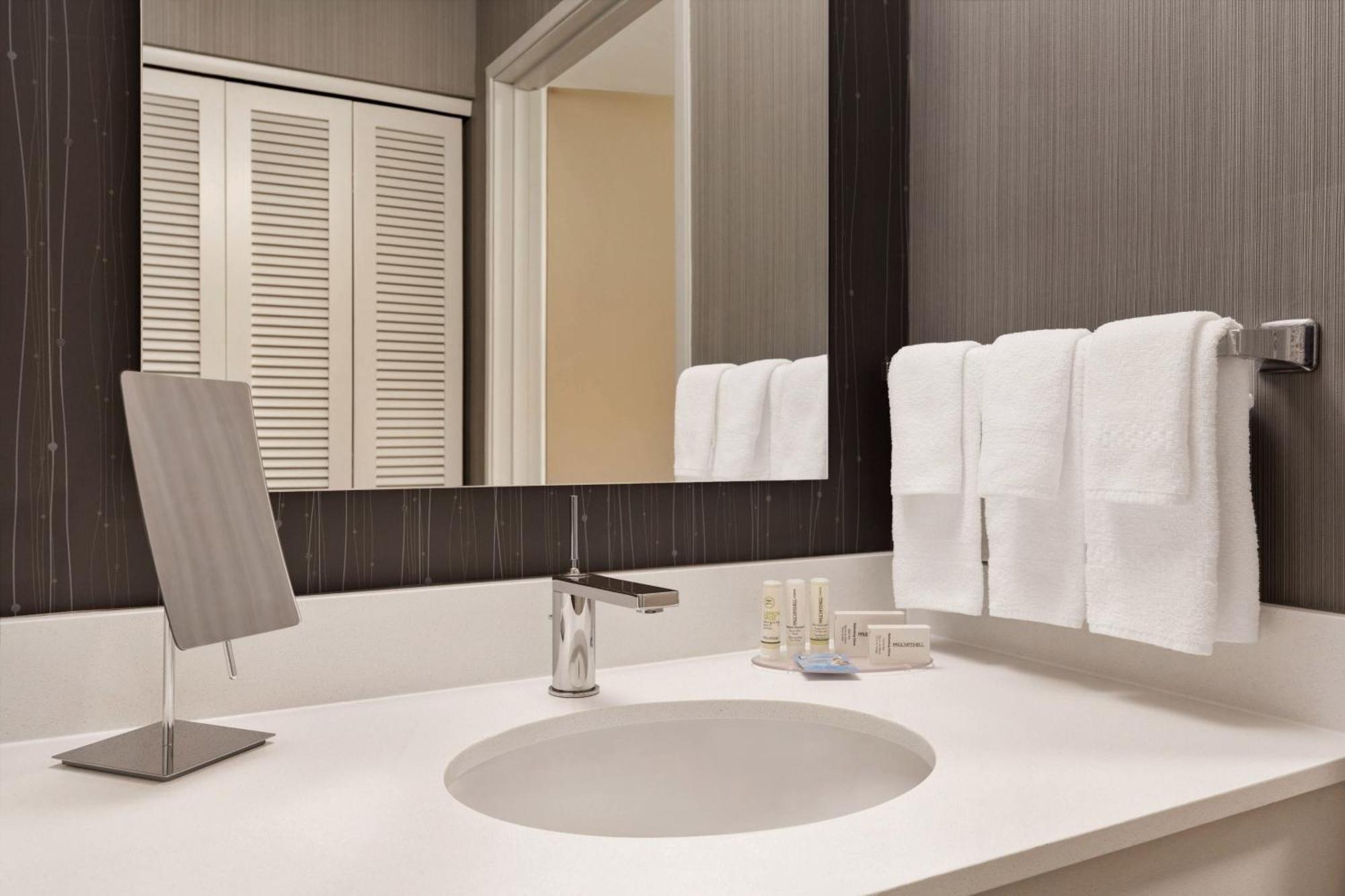 Courtyard By Marriott Topeka Zewnętrze zdjęcie