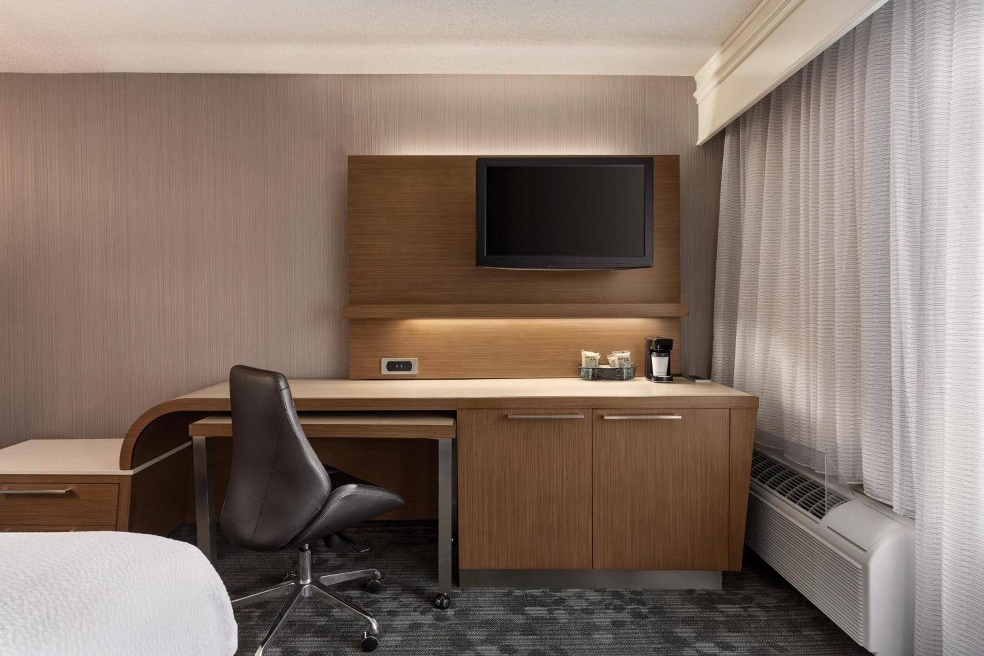 Courtyard By Marriott Topeka Zewnętrze zdjęcie