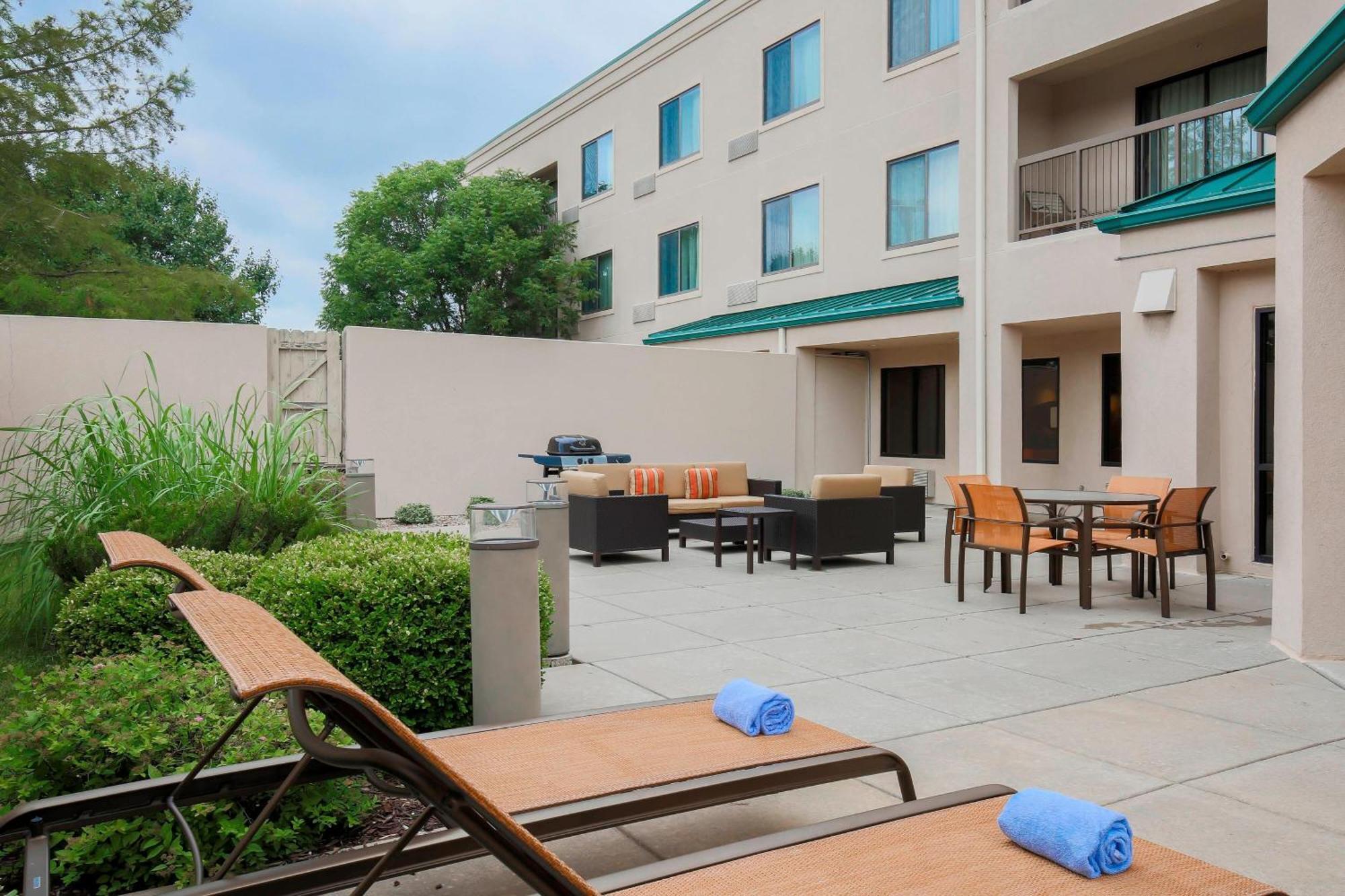 Courtyard By Marriott Topeka Zewnętrze zdjęcie